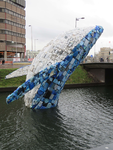 840574 Afbeelding van de plastic walvis 'Skyscraper' in de Stadsbuitengracht bij muziekgebouw TivoliVredenburg ...